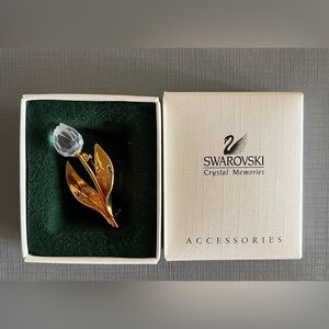 Vintage Swarovski Crystal Memories
Gold and crystal Brooch.